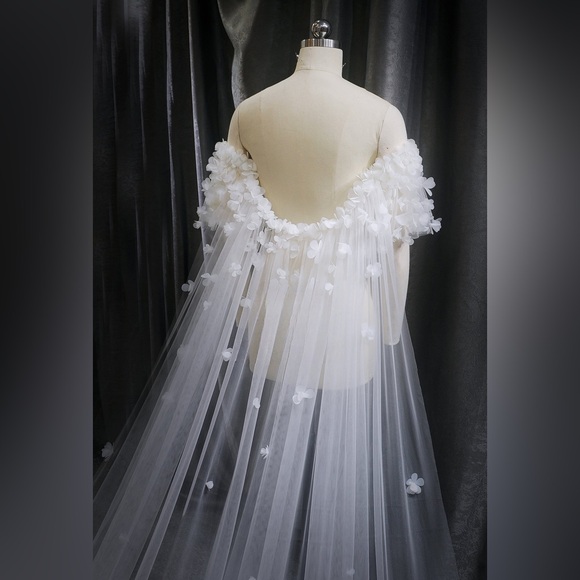 BESPOKE BRIDAL CAPE - Never worn - Picture 1 of 4